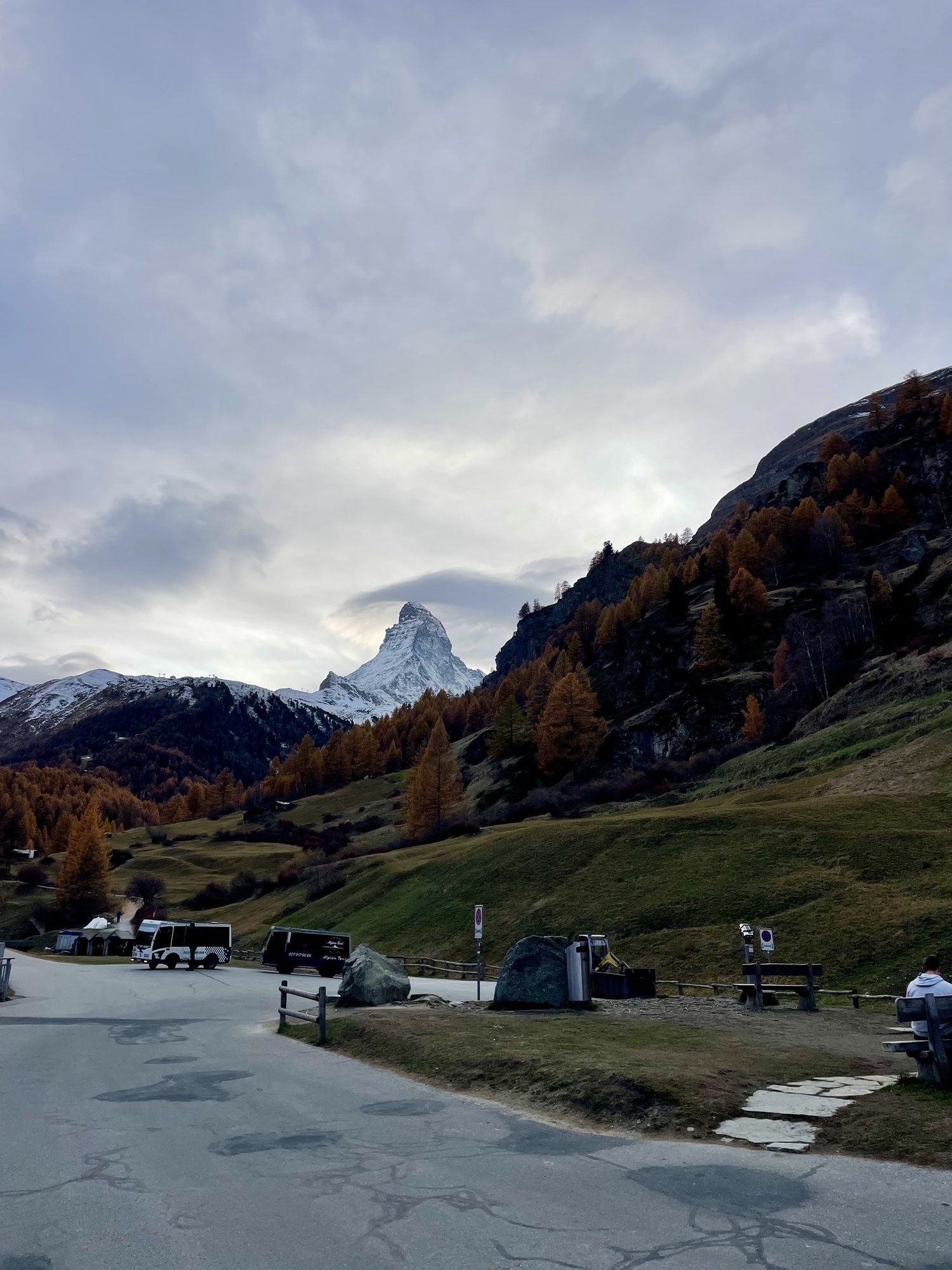 Le Cervin enneigé au-dessus des mélèzes dorés, depuis Zermatt en automne