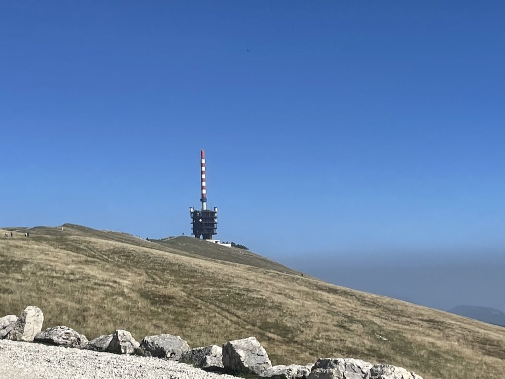 Le sommet du Chasseral et son émetteur, dans le Jura