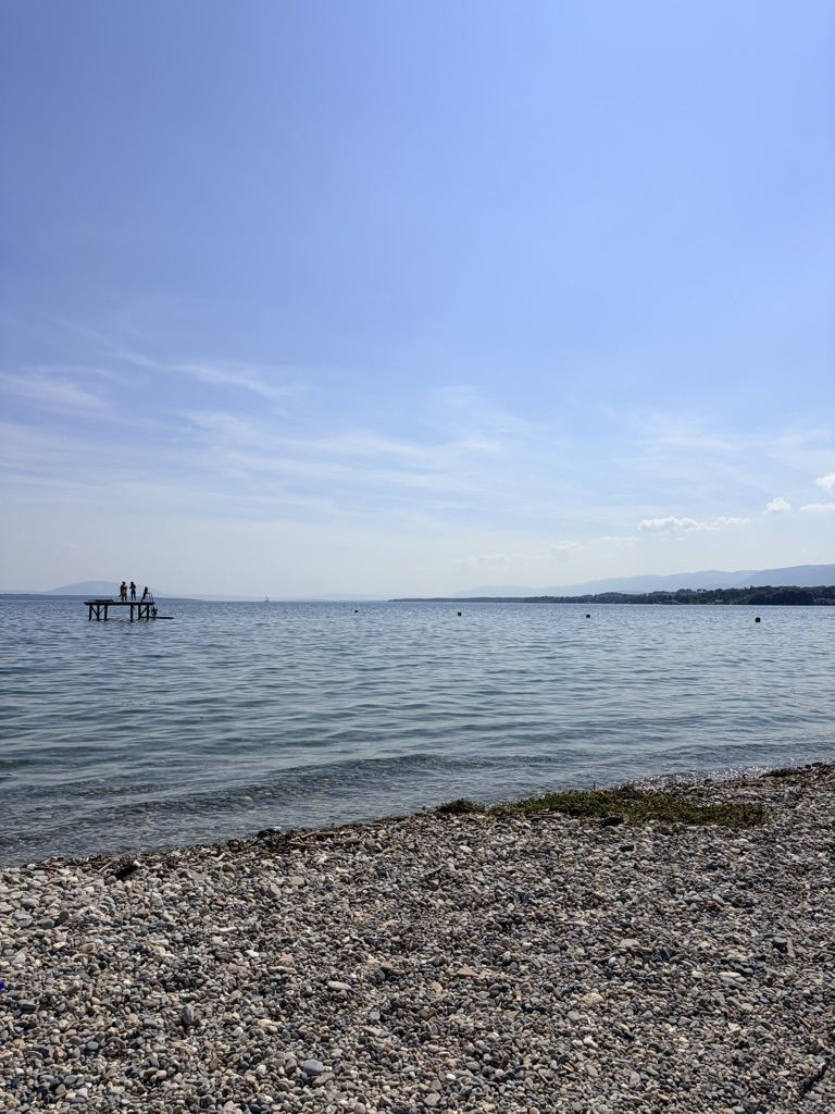 Rive du Léman, ponton et galets au bord de l'eau